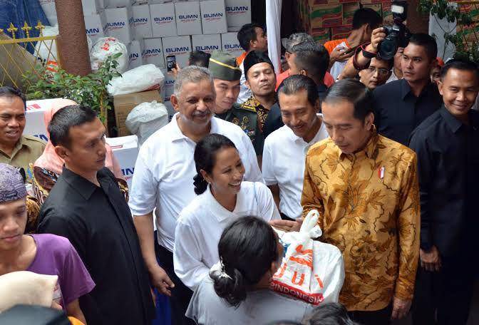 Presiden Jokowi membagikan bansos. (Setkab RI)