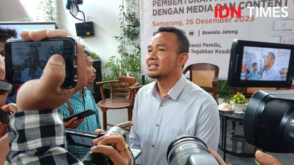 Koordinator Divisi Hubungan Masyarakat, Data dan Informasi Badan Pengawas Pemilu (Bawaslu) Jawa Tengah, Muhammad Rofiudin saat menyosialisasikan perekrutan pengawas TPS. (IDN Times/Fariz Fardianto)