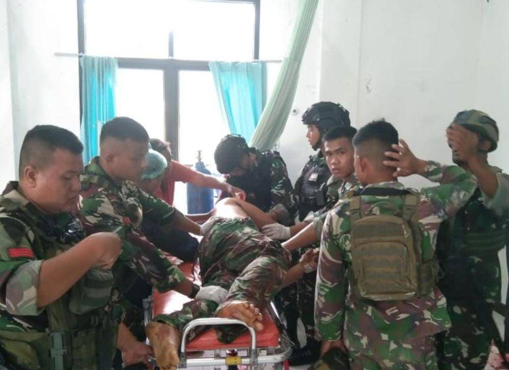 Pratu Frangky Gulo yang mengalami luka kritis usai kena tembak organisasi sayap OPM. (Dokumentasi Puspen TNI)
