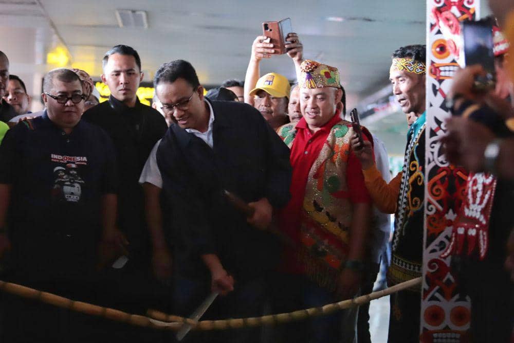 Capres nomor urut satu, Anies Baswedan disambut dengan tradisi potong pantan saat tiba di Pontianak, Kalimantan Barat. (dok. Timnas AMIN)