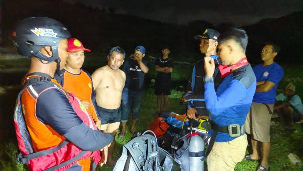 Tim SAR gabungan saat melakukan pencarian. (dok. SAR Mataram)