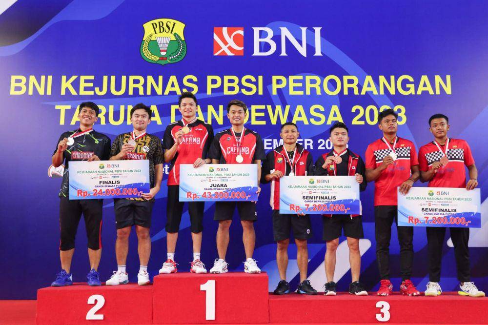 Bobby Setiabudi/Akbar Bintang Cahyono berdiri di podium tertinggi Kejuaraan Nasional 2023. (twitter.com/INABadminton)