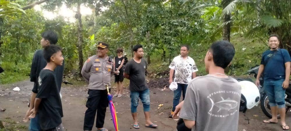 Polisi turun melakukan pencarian terhadap wisatawan lokal yang hilang tenggelam di Air Terjun Sendalem Sesaot Lombok Barat. (dok. Istimewa)