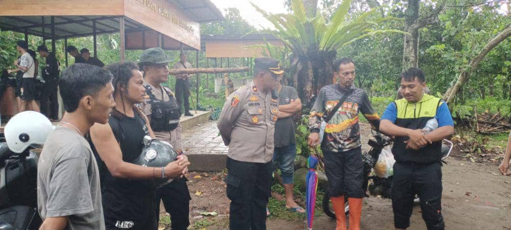 Polisi turun melakukan pencarian wisatawan lokal asal Kota Mataram yang tenggelam di Air Terjun Sendalem Sesaot Lombok Barat. (dok. Istimewa)
