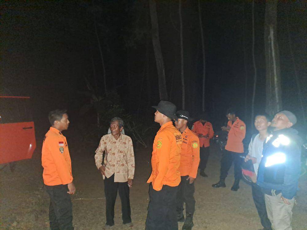 Salah satu kerabat dekat Mbah Caniem saat ikut mencari di hutan Majenang bersama tim SAR gabungan dari Kabupaten Cilacap. (IDN Times/Dok Humas Basarnas Cilacap)