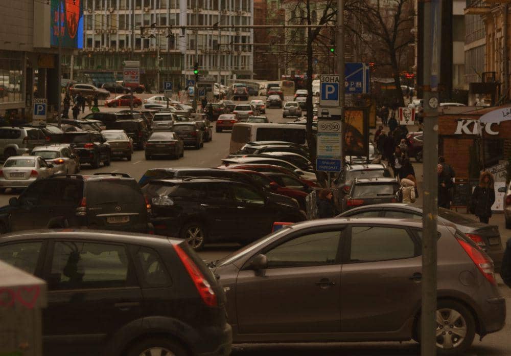 Lalu lintas di Kiev, Ukraina. (unsplash.com/k8_bzz)