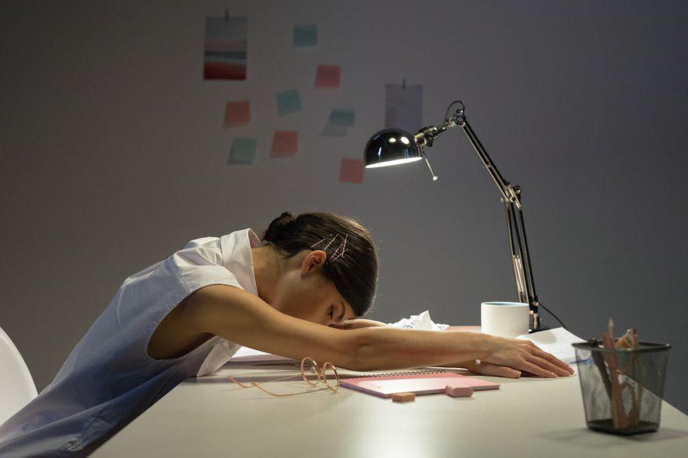 8 Akibat Bekerja Terus-menerus, Tetap Lelah walau Sudah Tidur