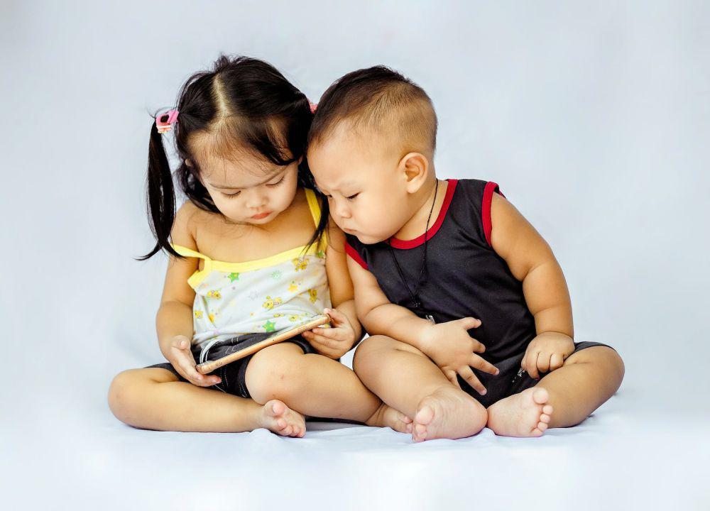ilustrasi anak dan gadget (pexels.com/Eman Genatilan)