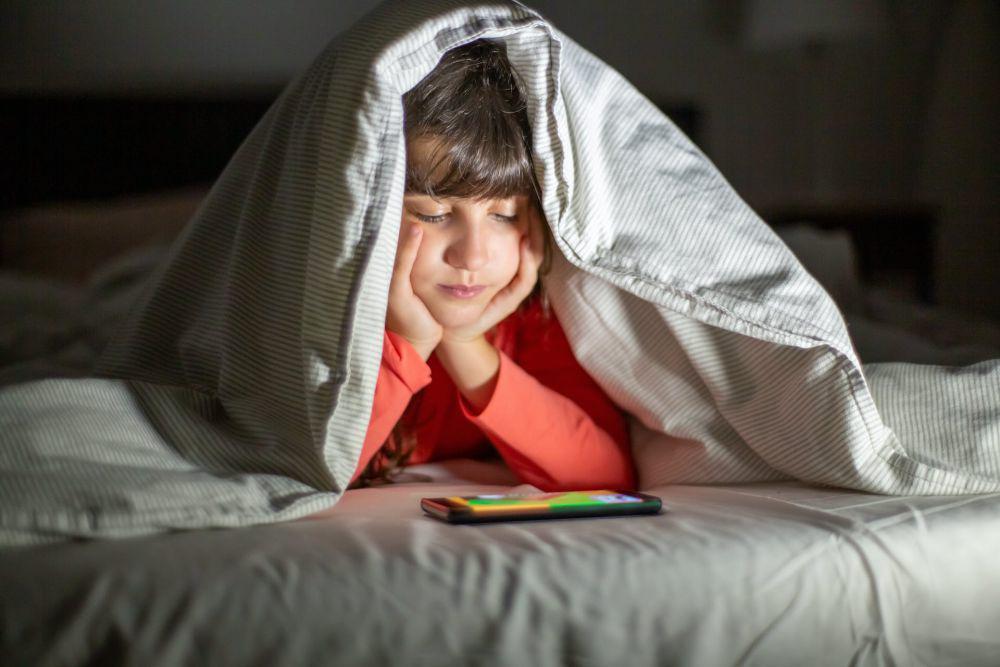 ilustrasi anak dan gadget (pexels.com/Kampus Production)