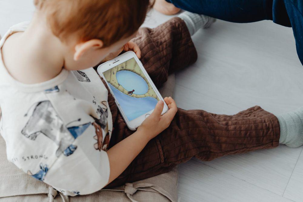 ilustrasi anak dan gadget (pexels.com/Karolina Grabowska)