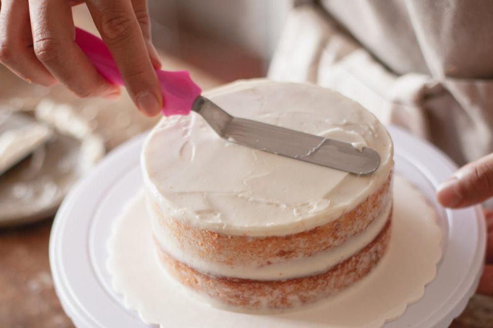 menghias kue dengan spatula cream (pexels.com/Los Muertos Crew)