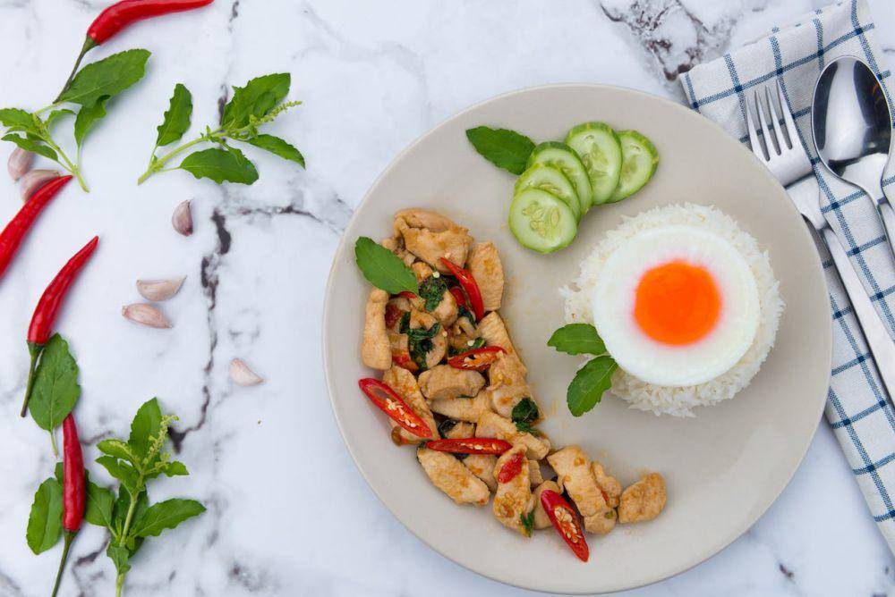 ilustrasi olahan tumis ayam bumbu taichan (pexels.com/Manit Seekhao)