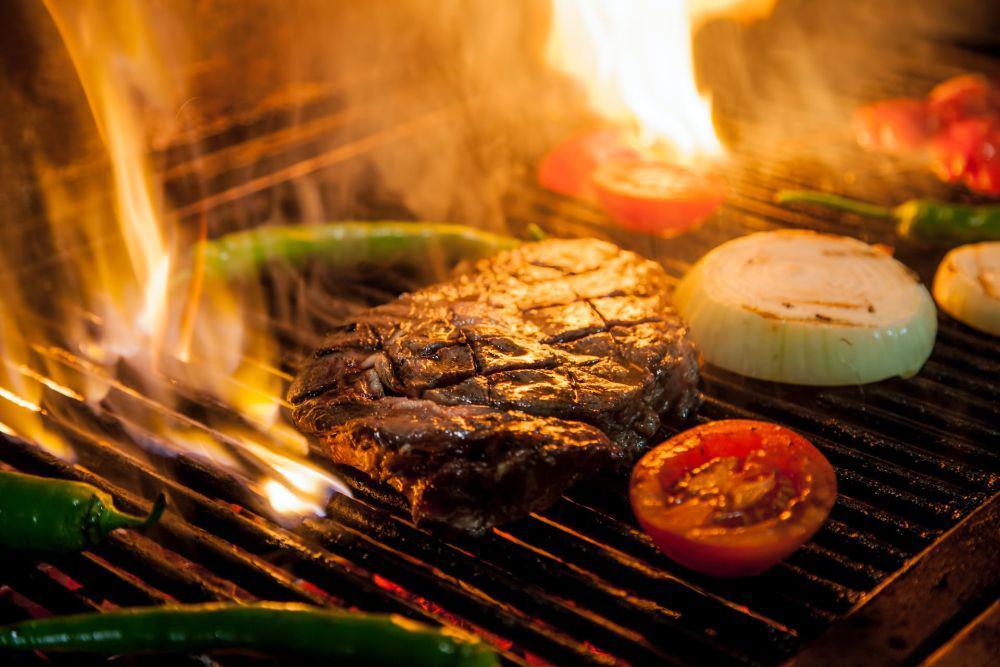 ilustrasi grill steak (pexels.com/mustafa türkeri)