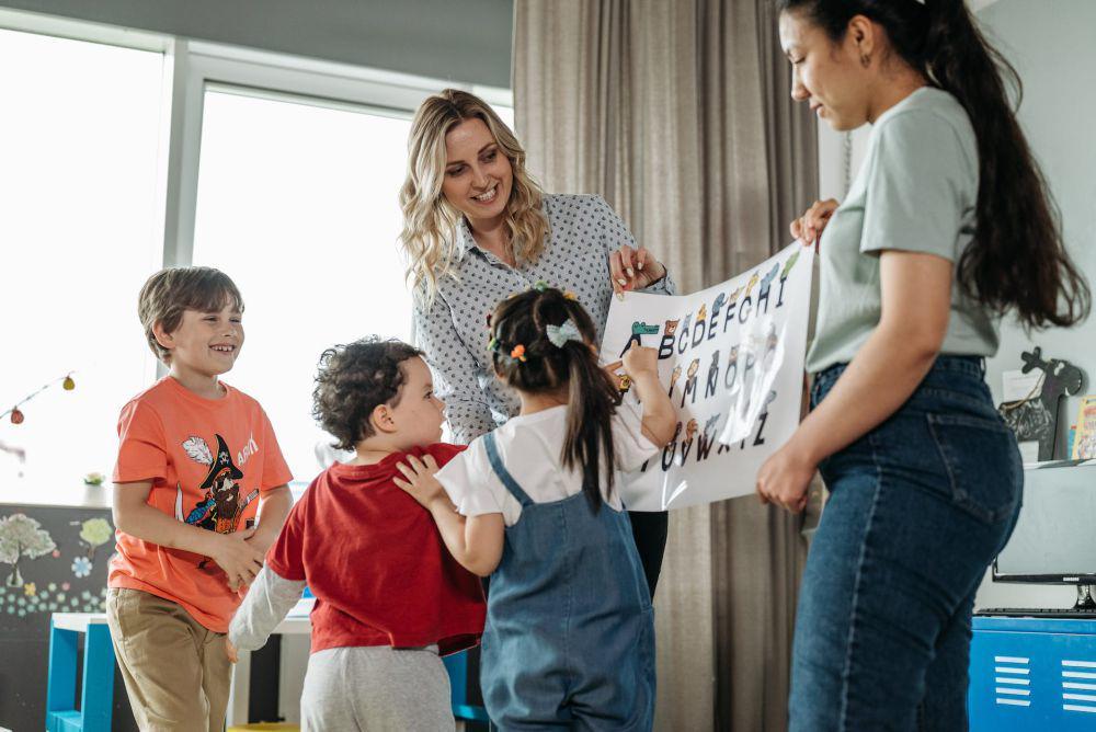 ilustrasi anak-anak belajar bersama (pexels.com/Pavel Danilyuk)