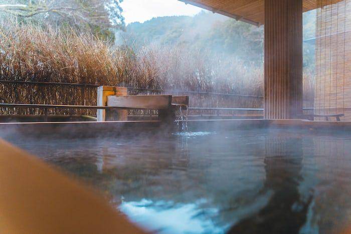 ilustrasi onsen (unsplash.com/@gronemo)