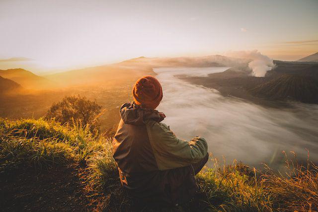 ilustrasi wisatawan menikmati pemandangan alam dengan konsep Slowcation (unsplash.com/Roman Kirienko)