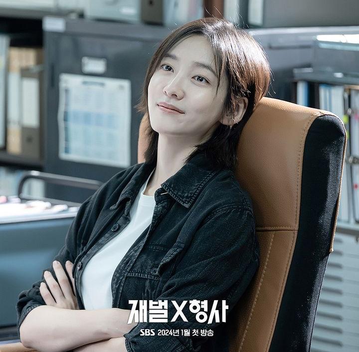 Park Ji Hyun di drakor Flexx Cop (instagram.com/sbsdrama.official)