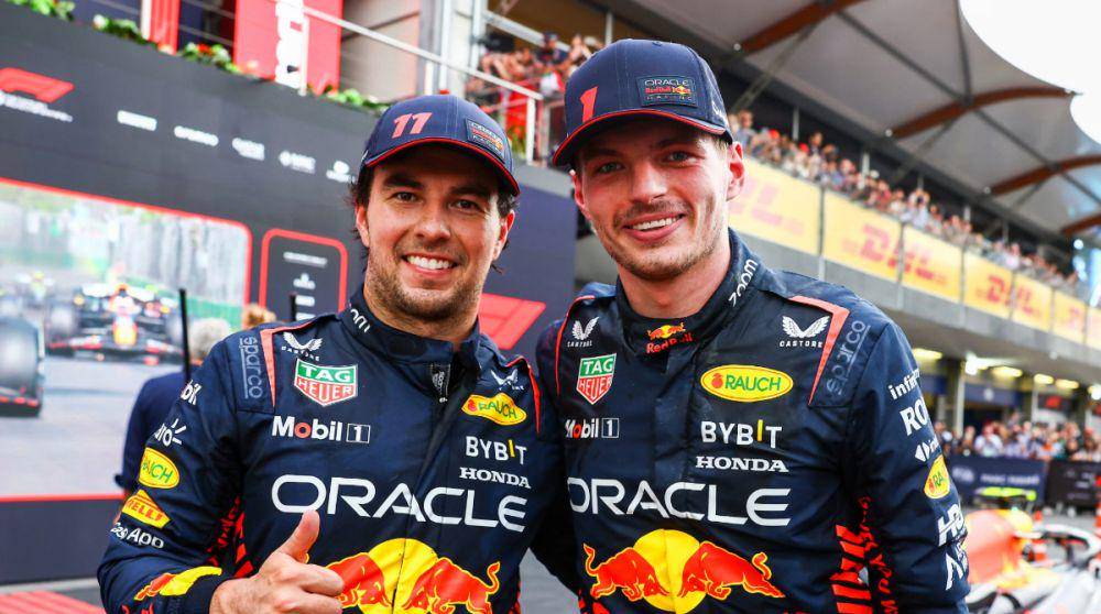 Sergio Perez (kiri) dan Max Verstappen (kanan) usai membalap pada GP Azerbaijan 2023. (redbull.com)