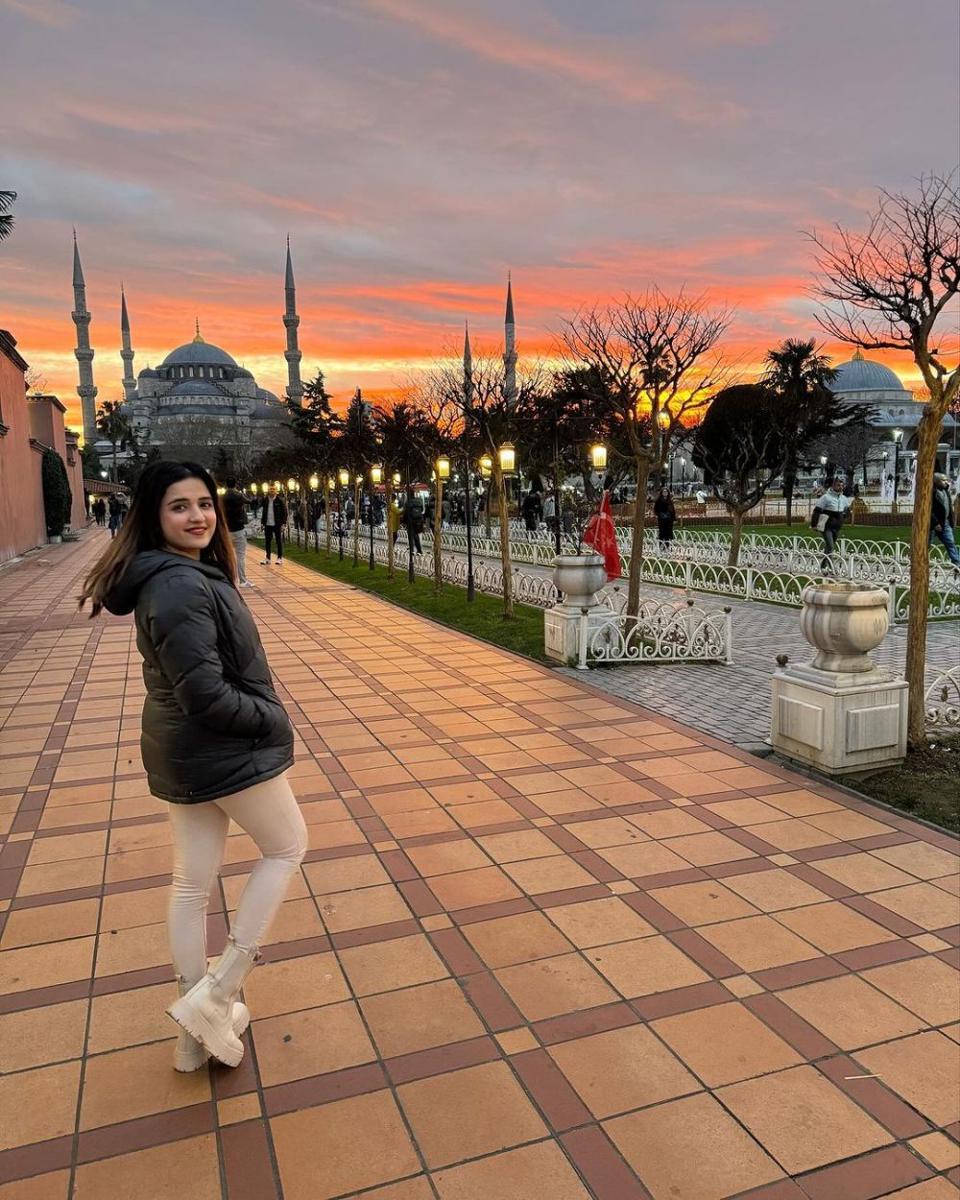 Shirley Setia (instagram.com/shirleysetia)