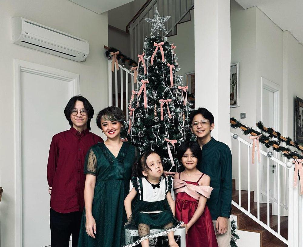 9 Potret Joanna Alexandra dan Keempat Anaknya Rayakan Natal