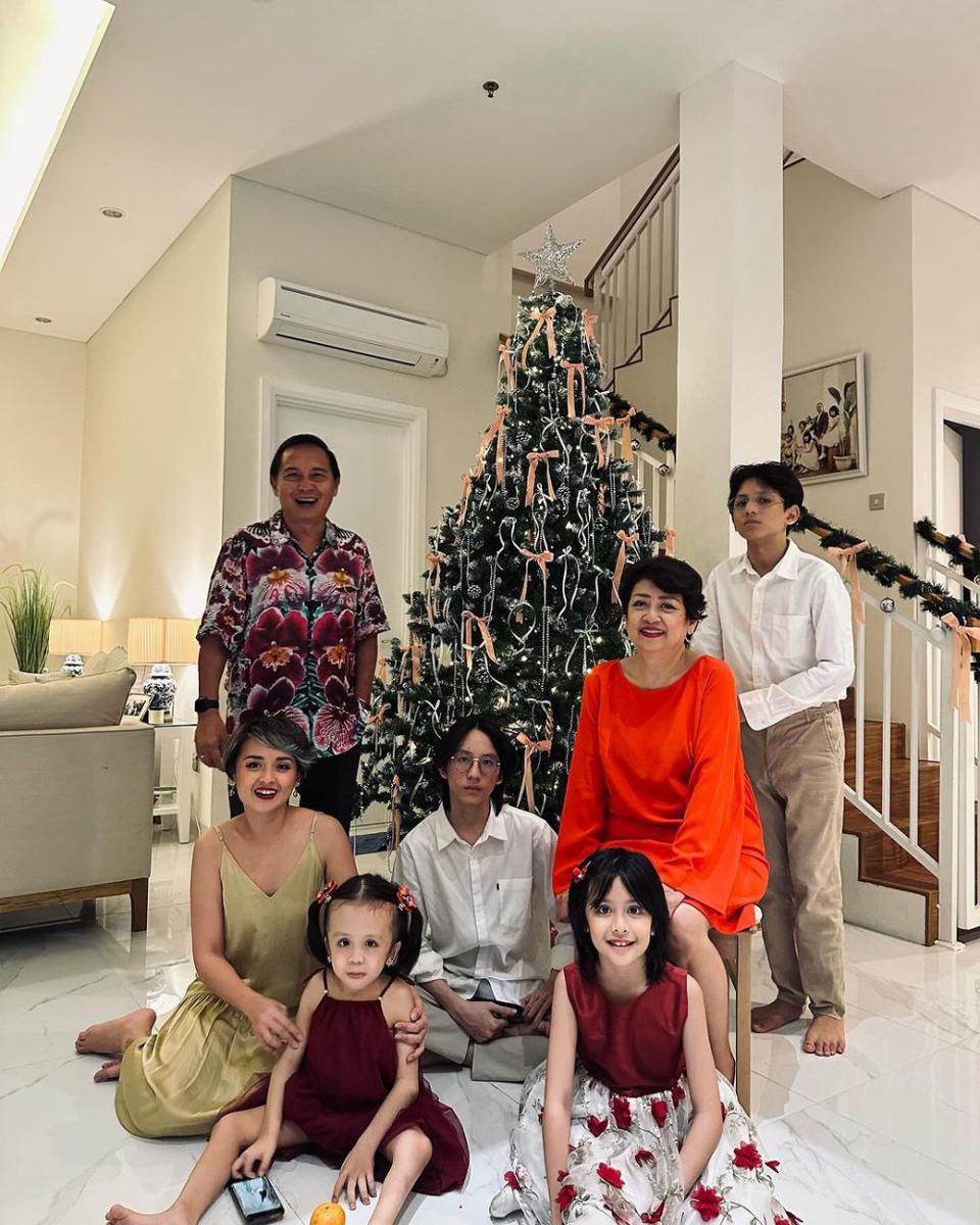 Perayaan Natal Joanna Alexandra dan keempat anaknya. (instagram.com/joannaalexandra)