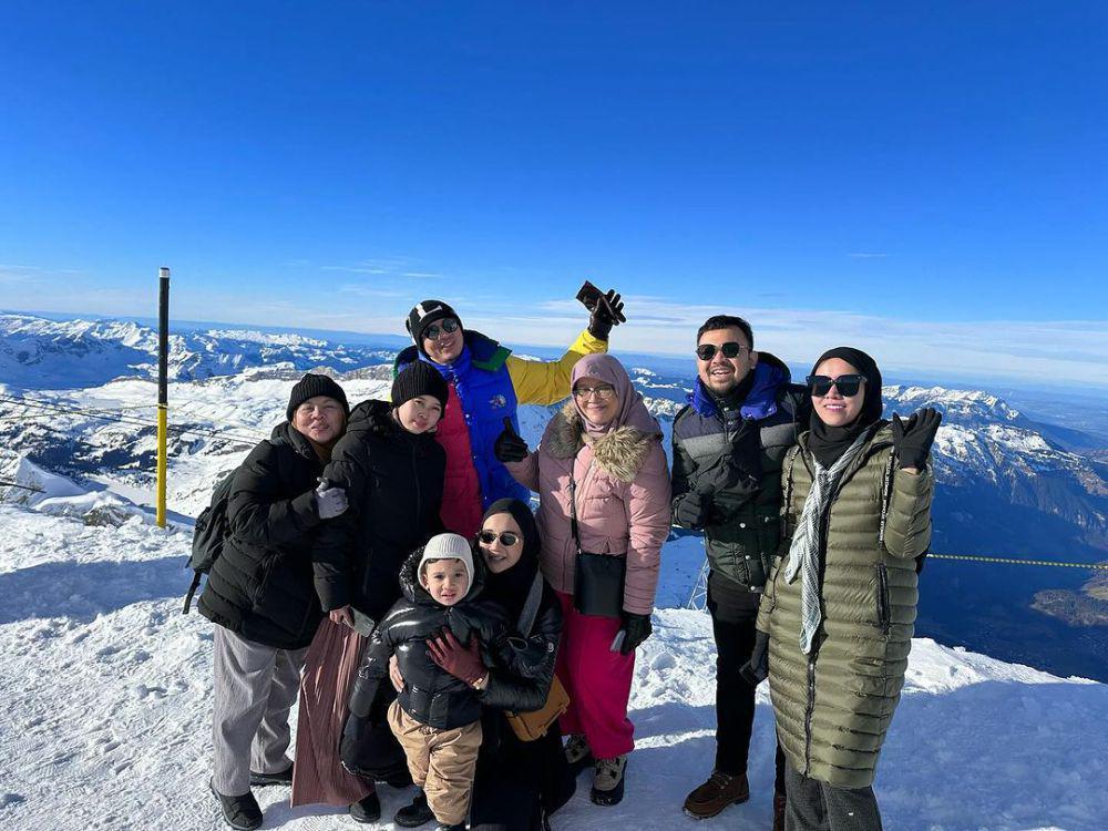 7 Potret Keluarga Irwansyah di Gunung Titlis, Swiss, Rebahan di Salju!