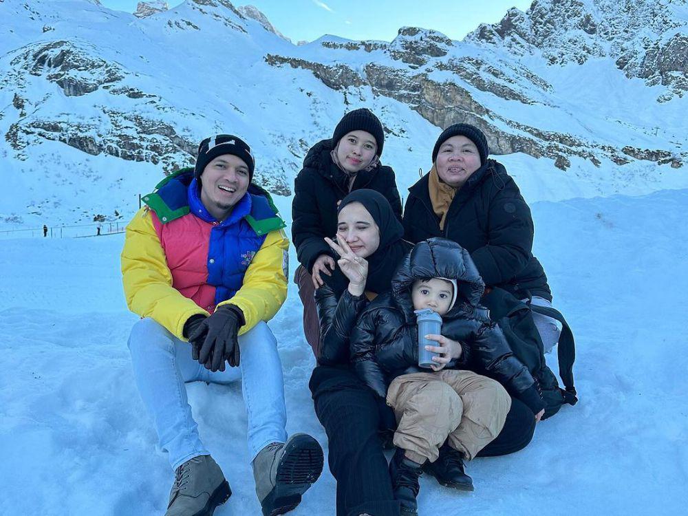 potret Keluarga Irwansyah di Gunung Titlis, Swiss (instagram.com/irwansyah_15)