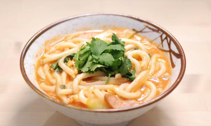 fluffy egg and tomato udon (YouTube.com/JAPANESE COOKING CHANNEL)