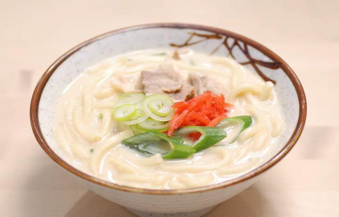 Resep Bikin Tonkotsu Style Udon, Pakai Kuah Kaldu dan Topping Babi!