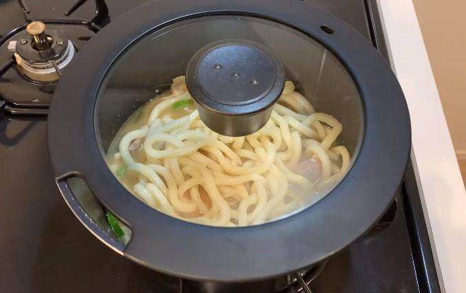 ilustrasi pembuatan tonkotsu udon (YouTube.com/JAPANESE COOKING CHANNEL)