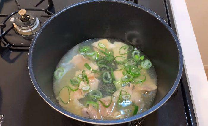 ilustrasi pembuatan kuah kaldu babi (YouTube.com/JAPANESE COOKING CLASS)