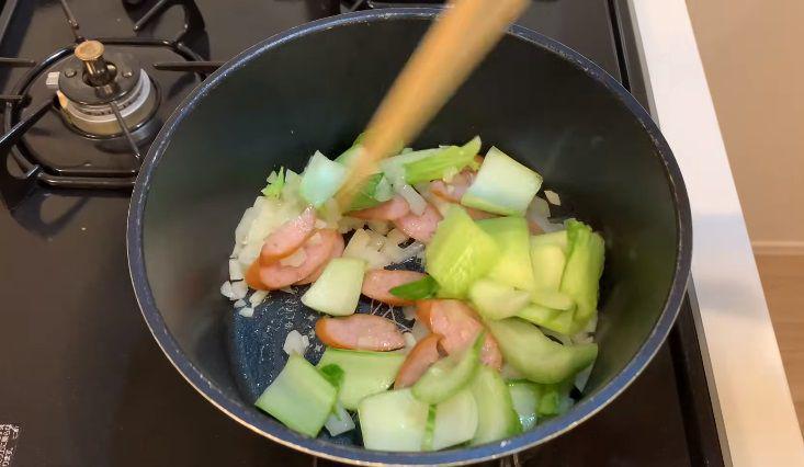 ilustrasi proses membuat udon (YouTube.com/JAPANESE COOKING CHANNEL)