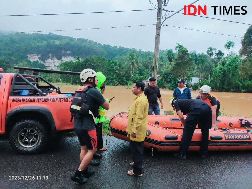 Proses evakuasi banjir Limapuluh Kota. Doc. IDN Times