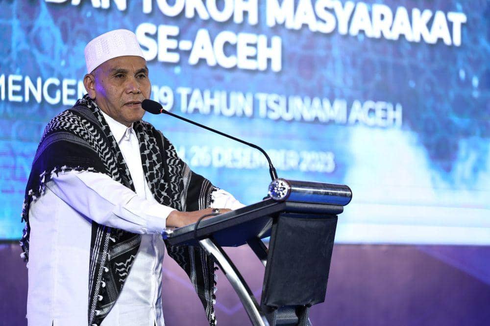 Tokoh ulama Aceh dalam sambutannya saat menghadiri acara silaturahmi dan doa bersama ulama serta tokoh masyarakat Aceh yang digelar di Hermes Palace Hotel, Banda Aceh, Selasa (26/12/2023). (Dok. TKN Prabowo Gibran)