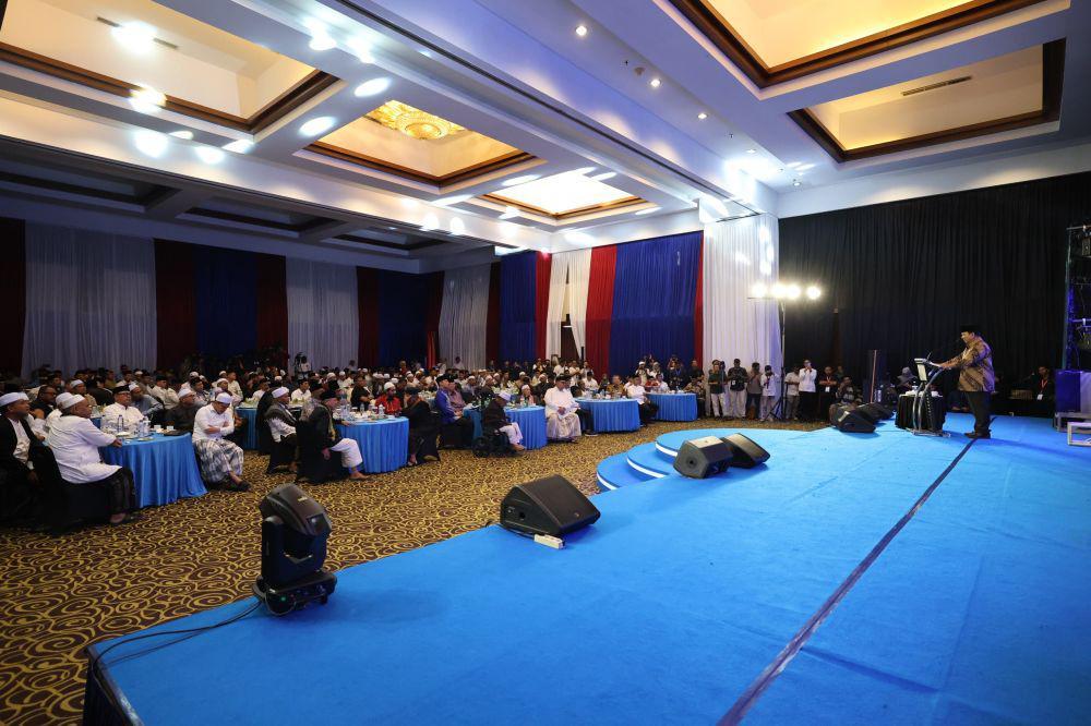 Prabowo di acara silaturahmi dan doa bersama ulama serta tokoh masyarakat Aceh yang digelar di Ballroom Hermes Palace Hotel, Banda Aceh, Selasa (26/12). (Dok. TKN Prabowo Gibran)