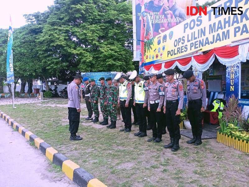 Personil Pos Terpadu Ops Lilin Mahakam 2023 di Pelabuhan Ferri Penajam (IDN Times/Ervan)