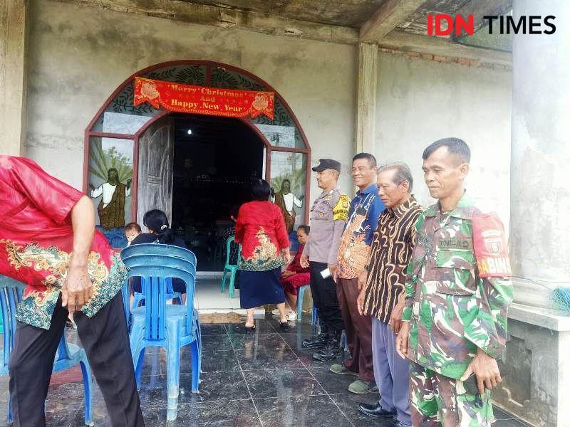 Anggota TNI-AD dan Polri bersama masyarakat saat amankan pelaksanaan ibadah natal di salah satu gereja di PPU (IDN Times/Ervan)
