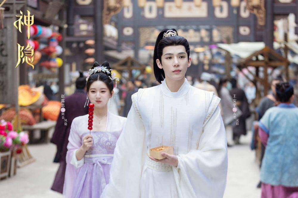 A Yin saat berjalan-jalan ke pasar bersama Gu Jin drama China The Last Immortal (dok.WeTV/The Last Immortal)