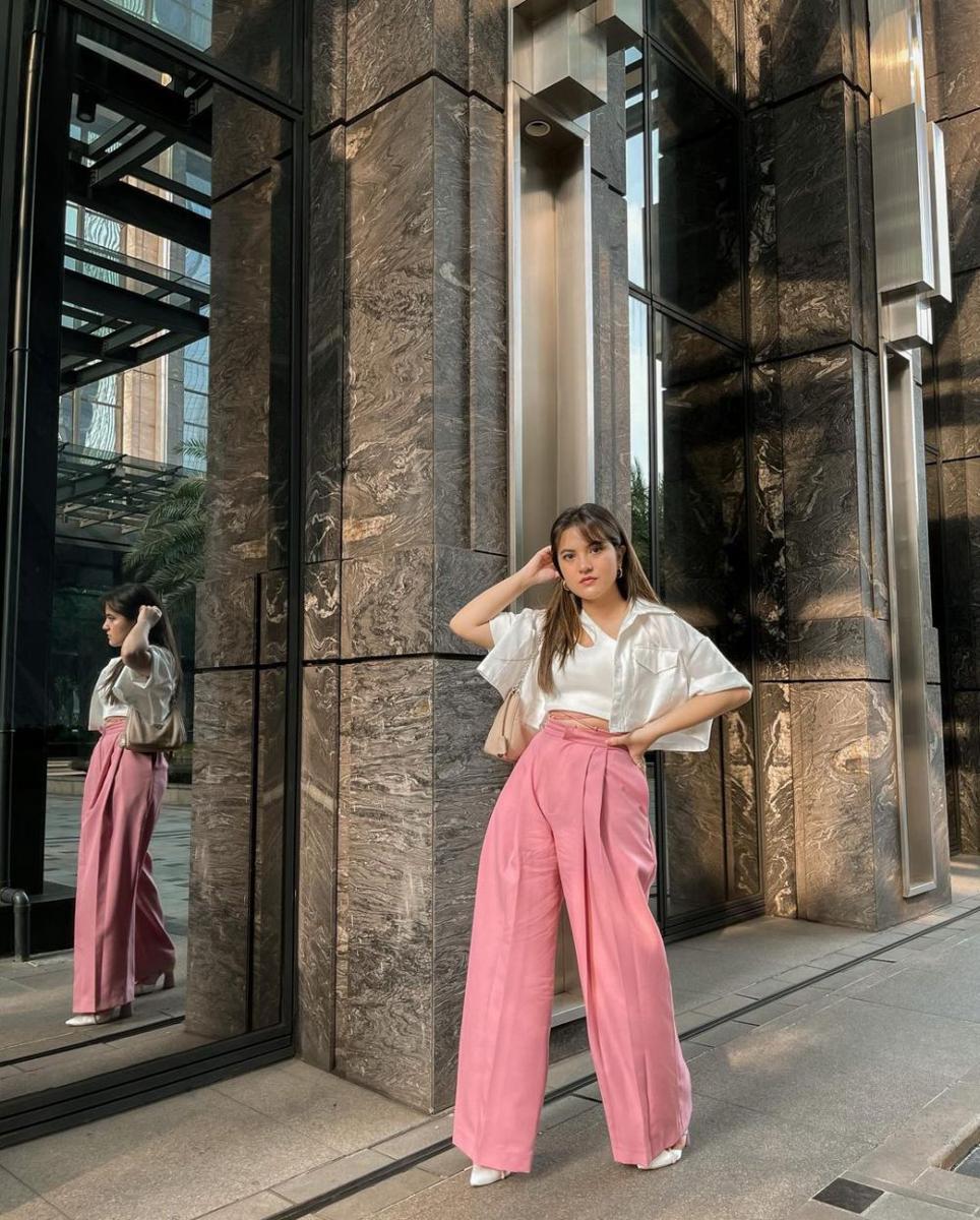 outfit pakai outerwear ala Marsha Aruan (instagram.com/aruanmarsha)