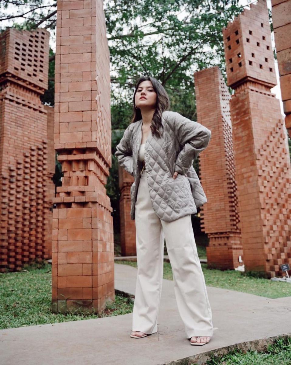 outfit pakai outerwear ala Marsha Aruan (instagram.com/aruanmarsha)