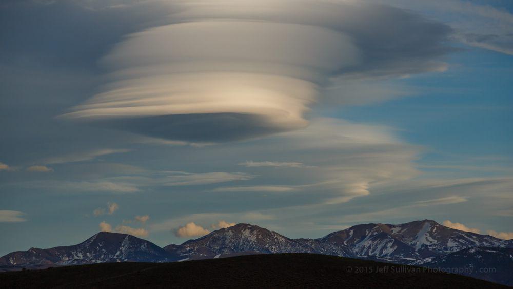 Awan lenticular terbentuk dari uap atau embun (flickr.com/Jeff Sullivan)