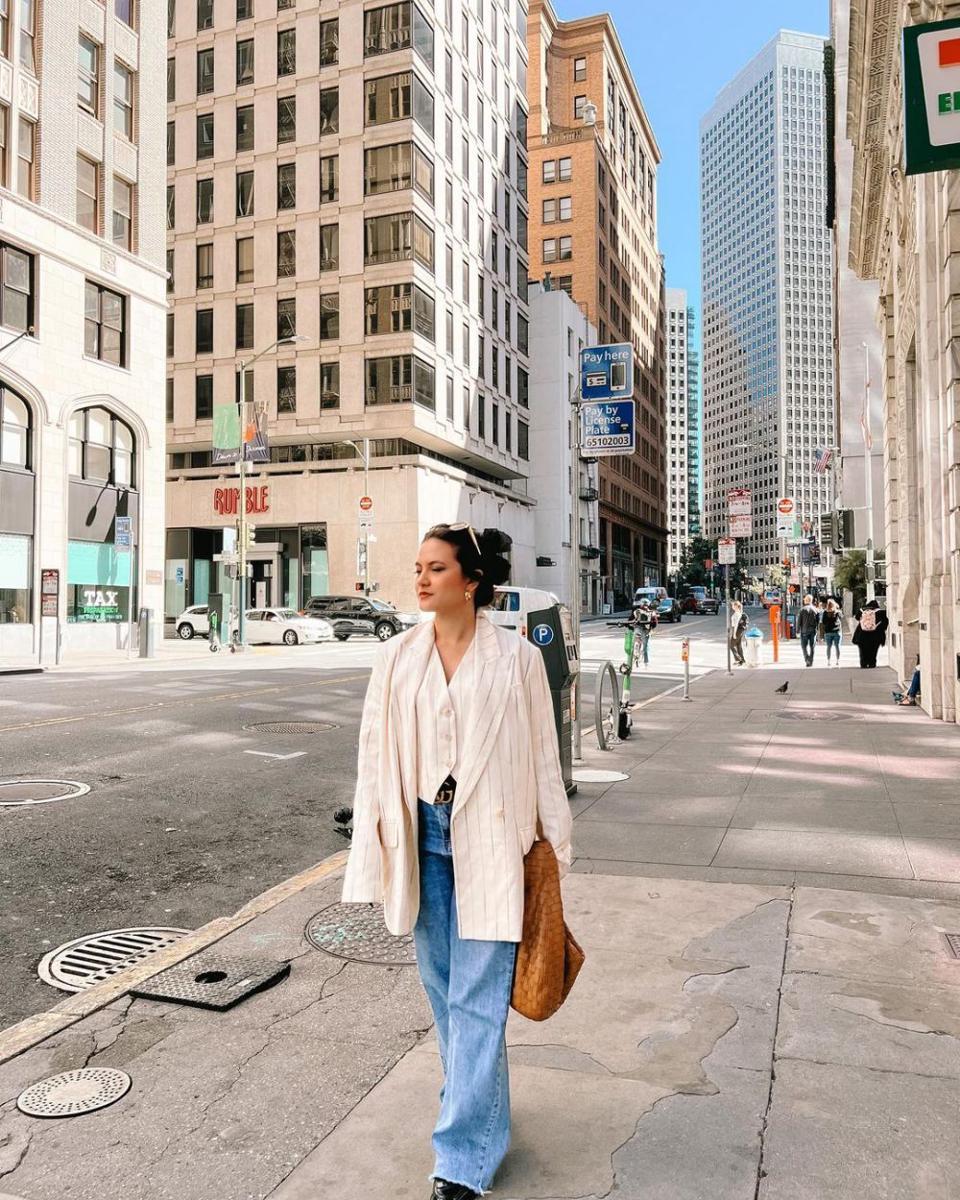 outfit pakai outerwear ala Marsha Aruan (instagram.com/aruanmarsha)