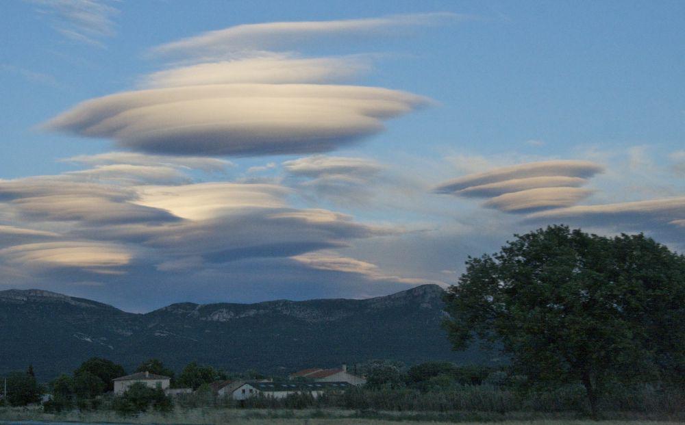 Awan lenticular sering muncul di daerah dataran tinggi (flickr.com/Marc Veraart)