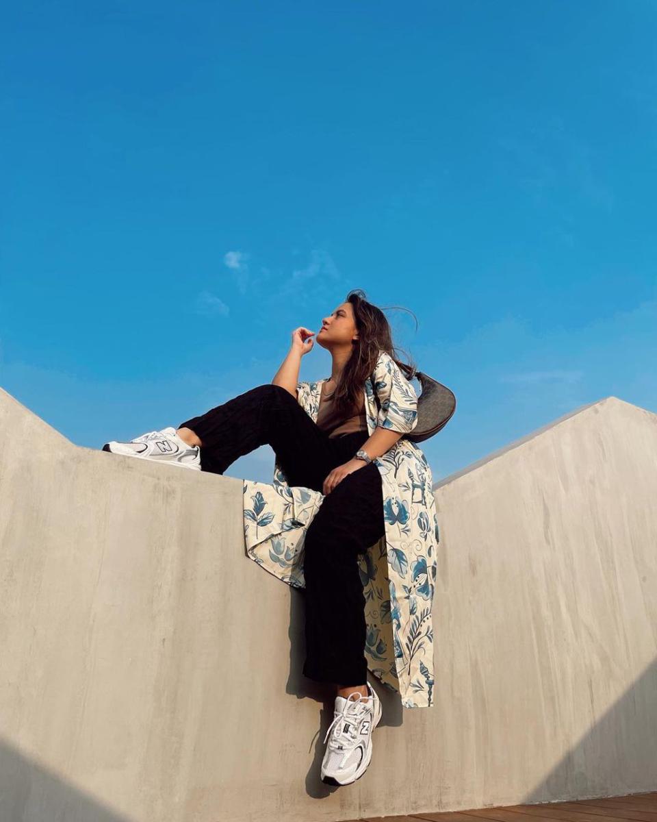 outfit pakai outerwear ala Marsha Aruan (instagram.com/aruanmarsha)
