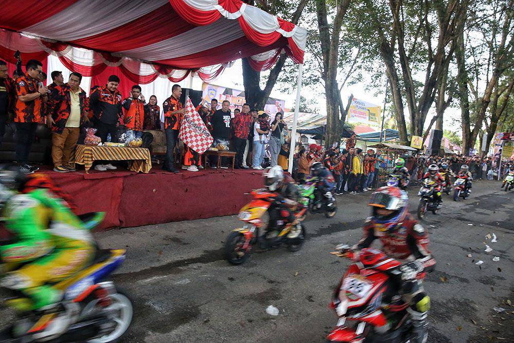 Langkat Road Race Memperebutkan Trophy MPC PP Kabupaten Langkat di Sirkuit Non Permanen Alun-Alun Stabat, Selasa (26/12/2023). (Dok. IDN Times)