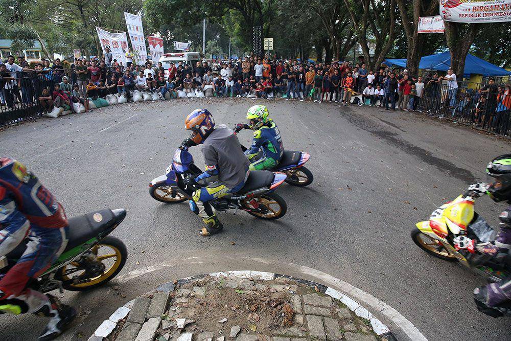 Langkat Road Race Memperebutkan Trophy MPC PP Kabupaten Langkat di Sirkuit Non Permanen Alun-Alun Stabat, Selasa (26/12/2023). (Dok. IDN Times)