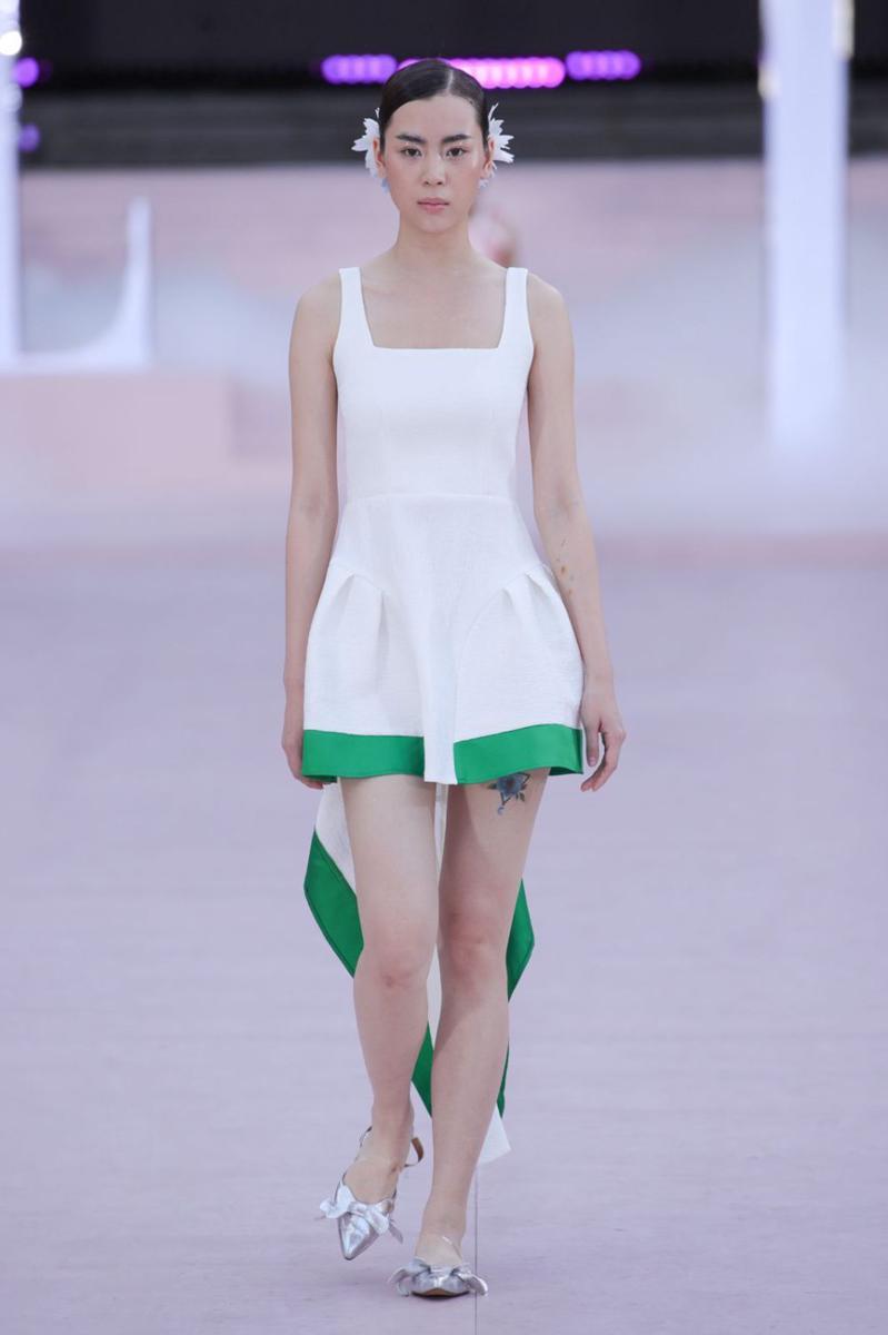Koleksi PEGGY HARTANTO CHARM S/S 2024 (dok. ELLE Fashion Show)