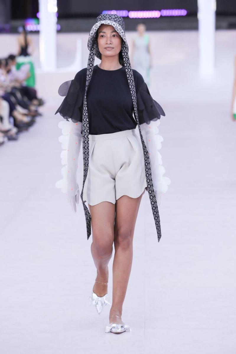 Koleksi PEGGY HARTANTO CHARM S/S 2024 (dok. ELLE Fashion Show)