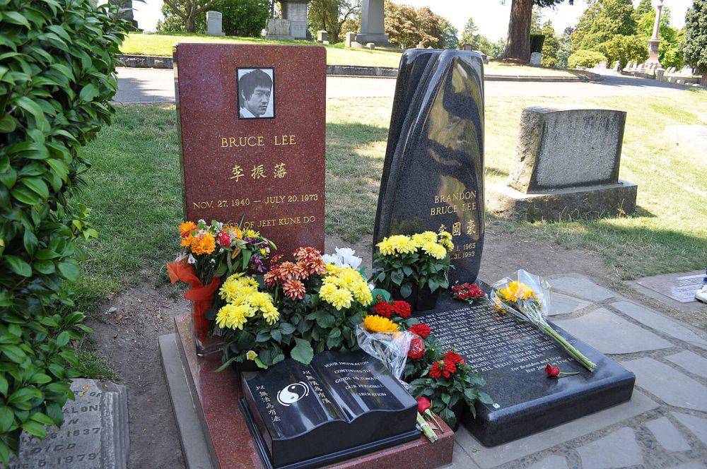 makam Bruce Lee dan Brandon Lee di Pemakaman Lake View, Seattle, Washington (commons.wikimedia.org/Joe Mabel)
