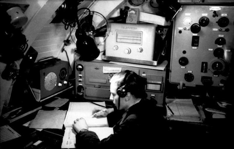 Operator kapal selam U-Boat Jerman sedang mengirim pesan terenkripsi melalui mesin Enigma. (commons.wikimedia.org/German Federal Archives )